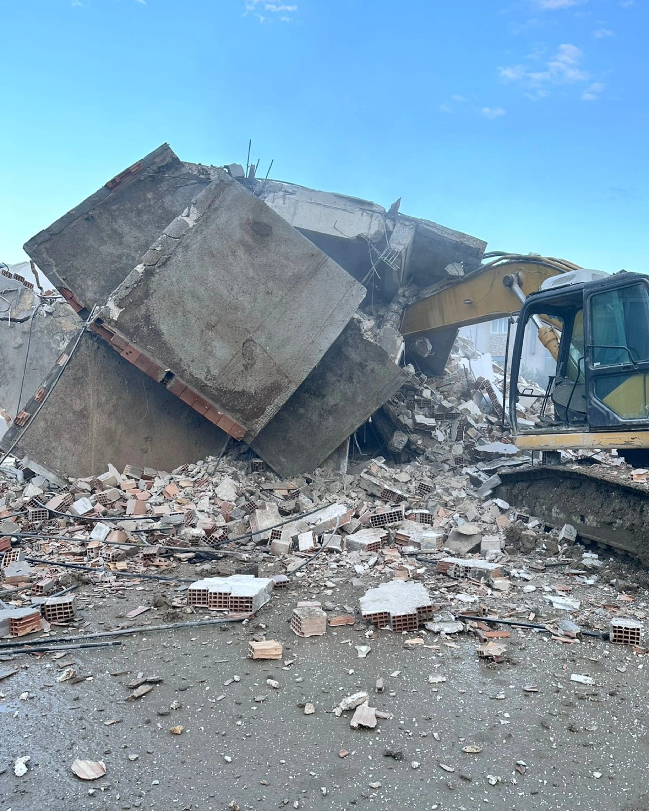 Hatay'da Bina Iş Makinesinin Üzerine Düştü! Operatör Ölümden Böyle Kaçtı