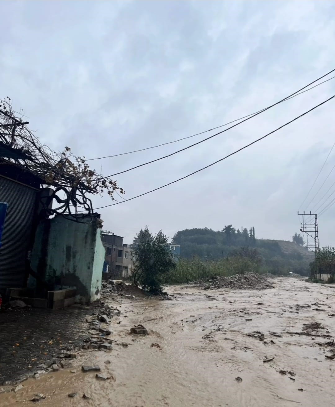 Hatay'da Heyelan! Sahil Yolu Ulaşıma Kapandı