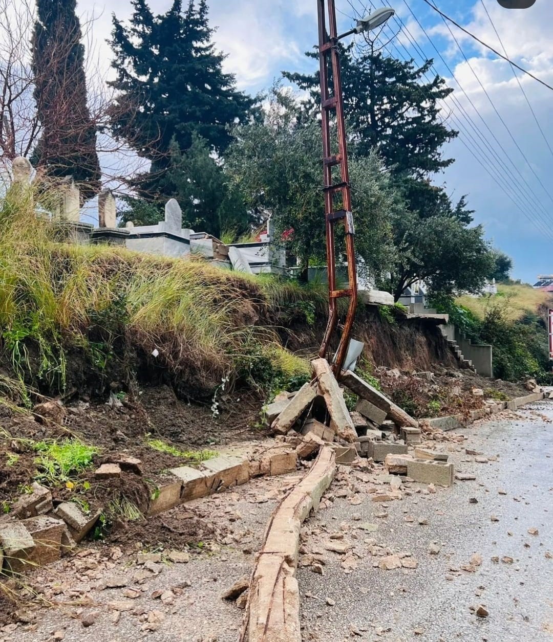 Hatay'da Heyelan! Sahil Yolu Ulaşıma Kapandı