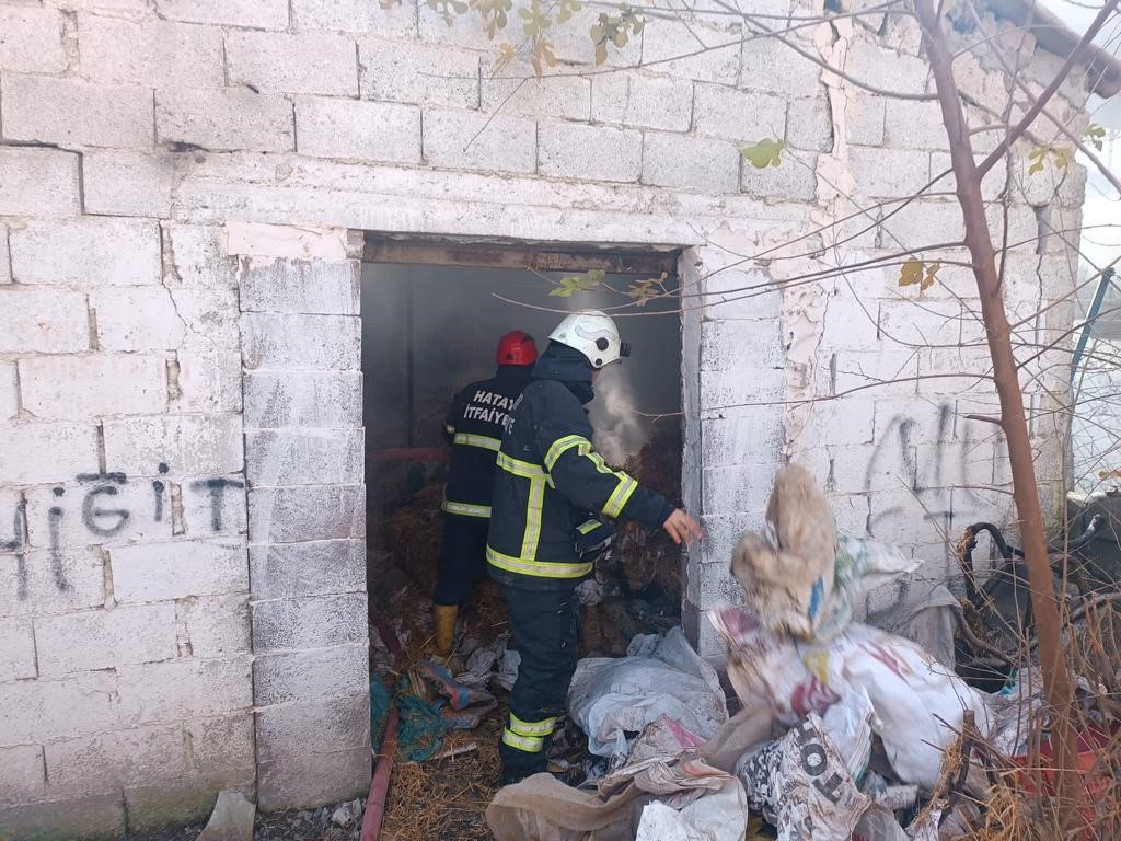 Hatay’da Samanlık Yangınına Itfaiye Ekiplerinden Müdahale2