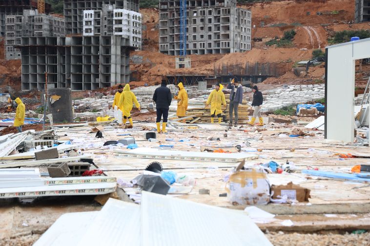 Hatay'da Şiddetli Fırtına Çatıları Uçurdu 2 Yaralı 