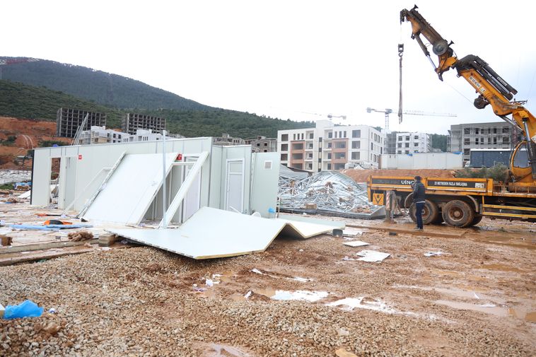 Hatay'da Şiddetli Fırtına Çatıları Uçurdu 2 Yaralı