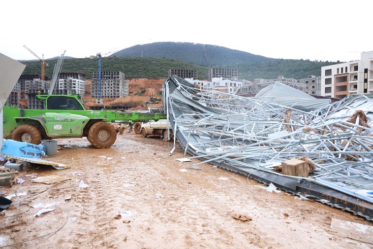 Hatay'da Şiddetli Fırtına Çatıları Uçurdu 2 Yaralı