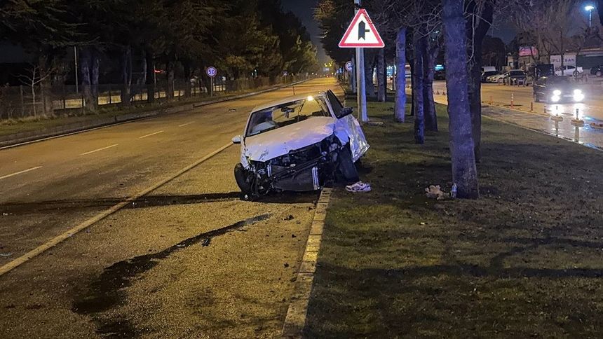 Isparta'da Feci Kaza! Kontrolden Çıkan Araç Refüje Çarptı