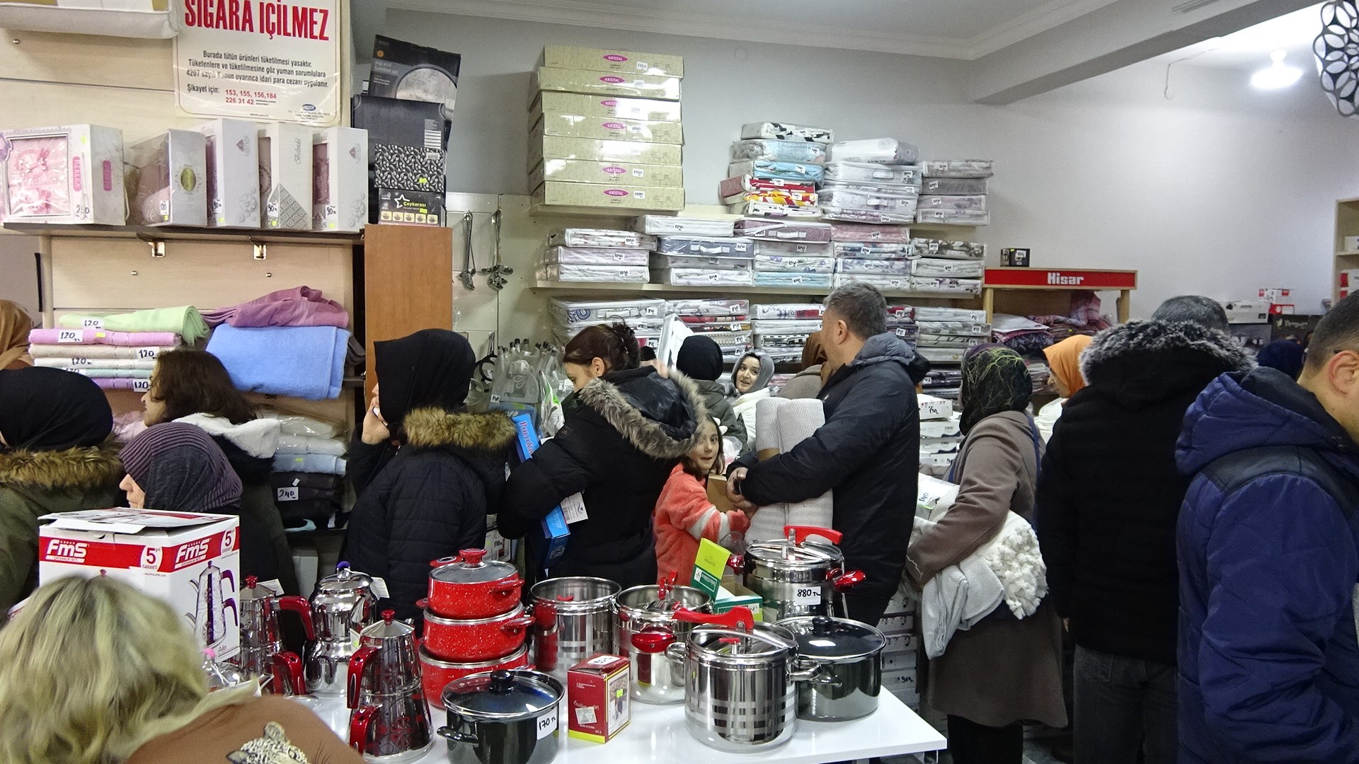 Mağazada Indirim Izdihamı! İçeri Girmek Isteyenler Zor Kontrol Ettiler