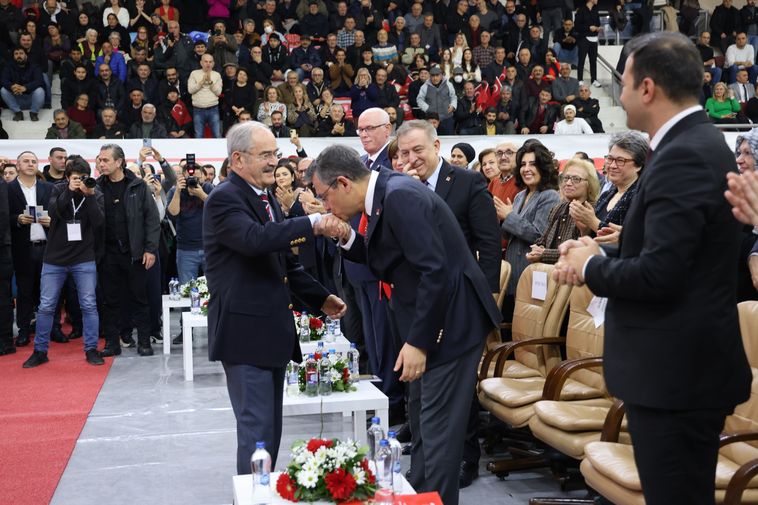 Özgür Özel'den Yılmaz Büyükerşen'e Yeni Görev