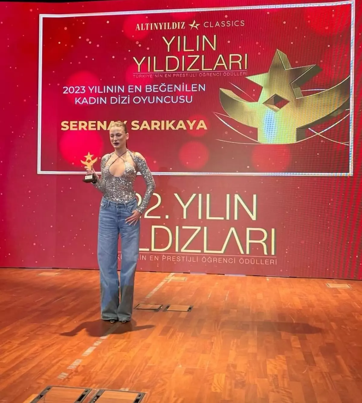 Serenay Sarıkaya Geceye Benliğini Vurdu 1 (1)