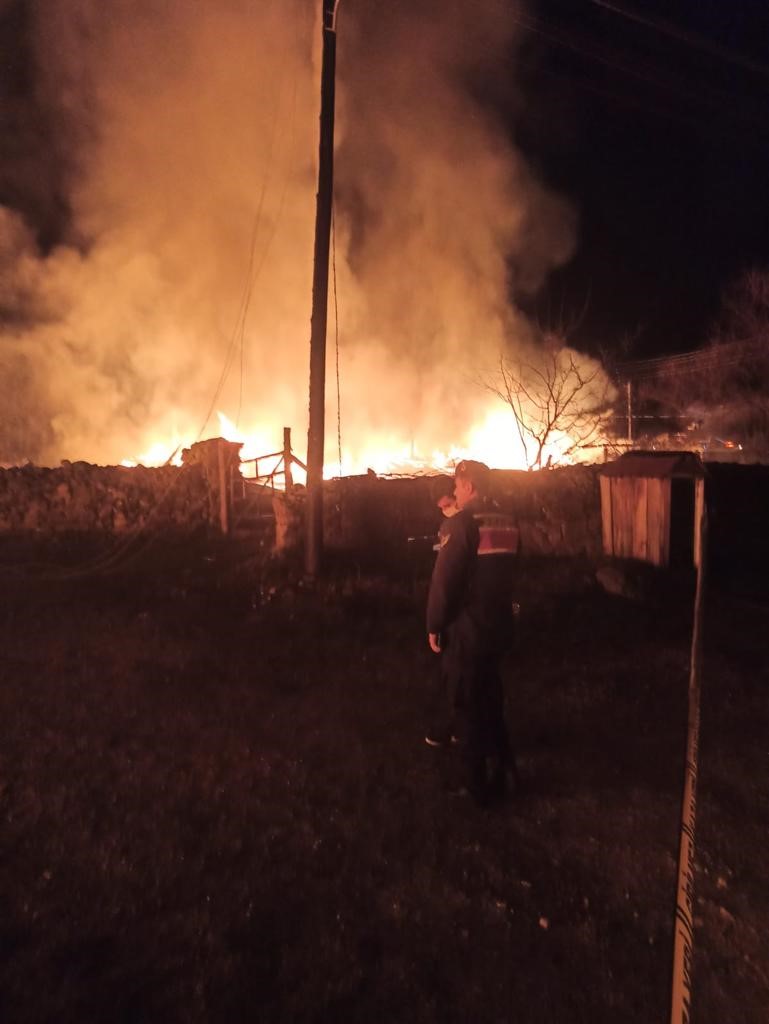 Sinop'ta Yangın Faciası: 2 Ölü 5 Ev Zarar Gördü