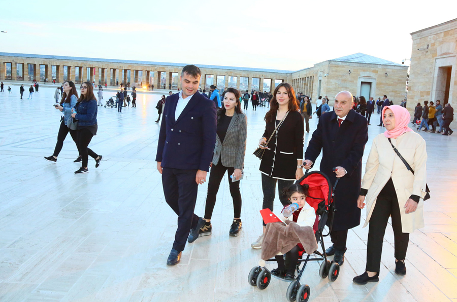 Turgut Altınok ailesiyle Anıtkabir'de