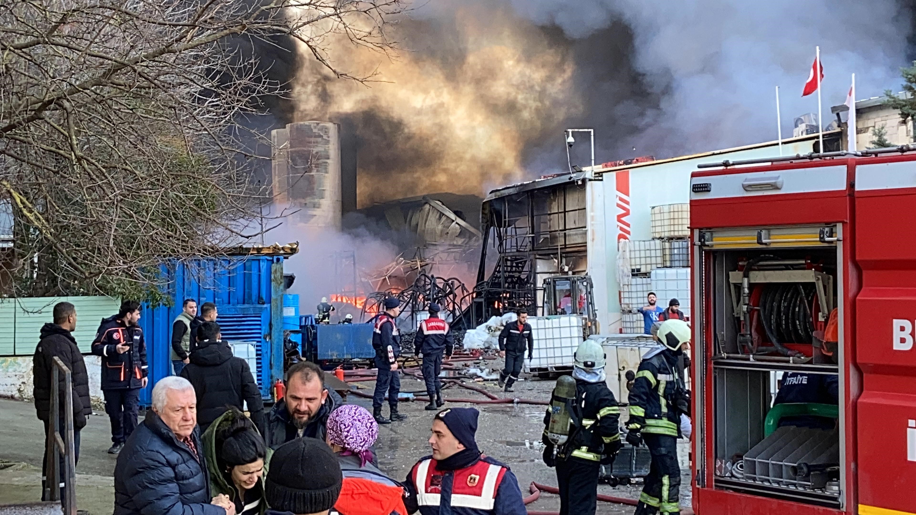 Gebze'de parfüm fabrikasında yangın!