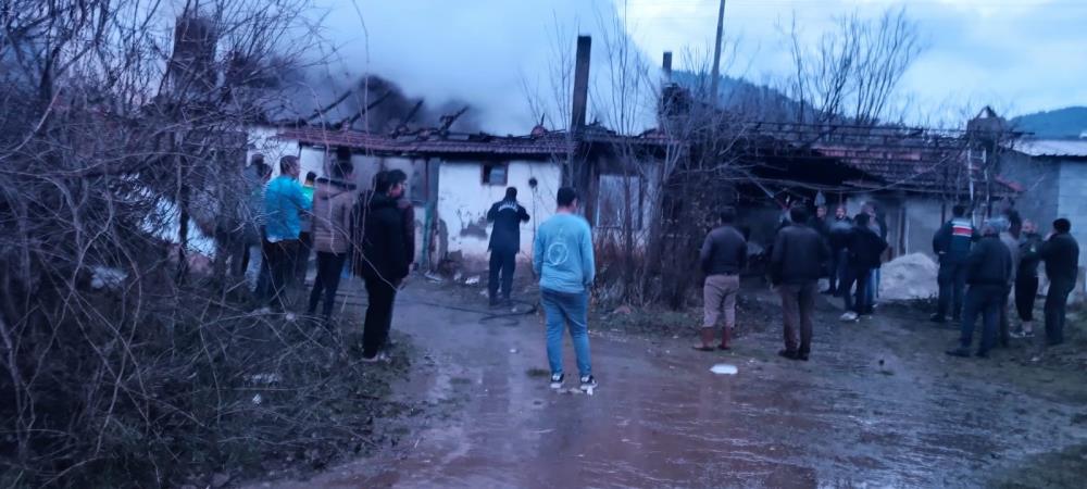 Denizli Beyağaç'ta ev yangınında bir kişi hayatını kaybetti