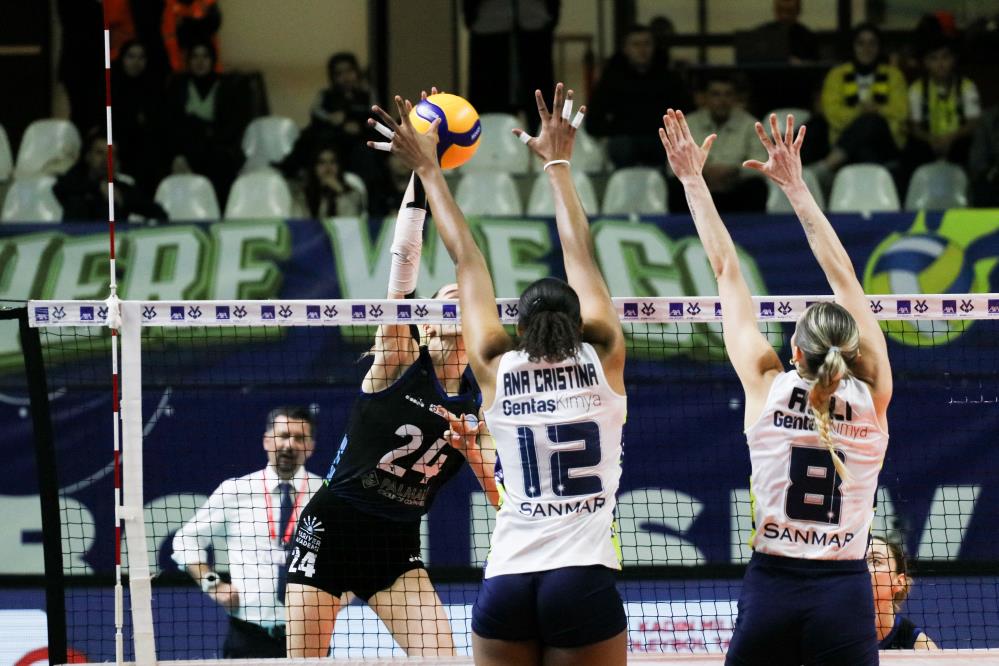 Fenerbahçe Kadın Voleybol Takımı Sarıyer Belediyesi'ni mağlup etti