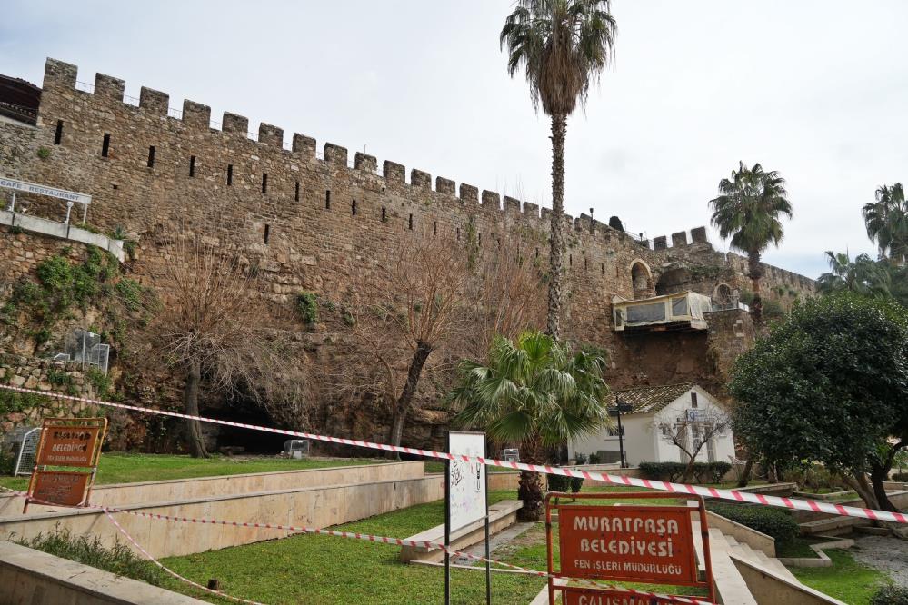 Antalya Kaleiçi'nde sağanak yağış sonrası surlarda yıkıntılar oluştu