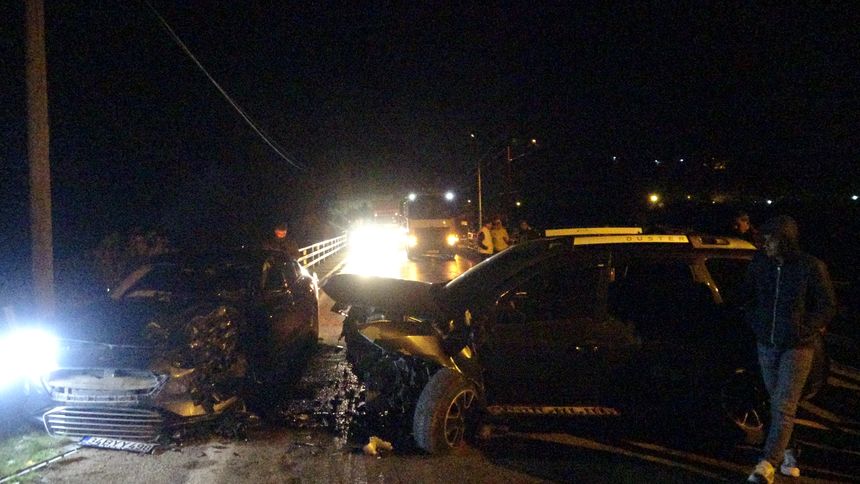 Adana Kozan'da Otomobiller Kafa Kafaya Çarpıştı! 