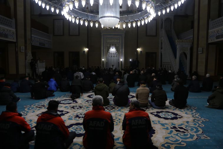 Adana'da Camilerde Depremde Hayatını Kaybedenler Için Mevlid I Şerif Okundu