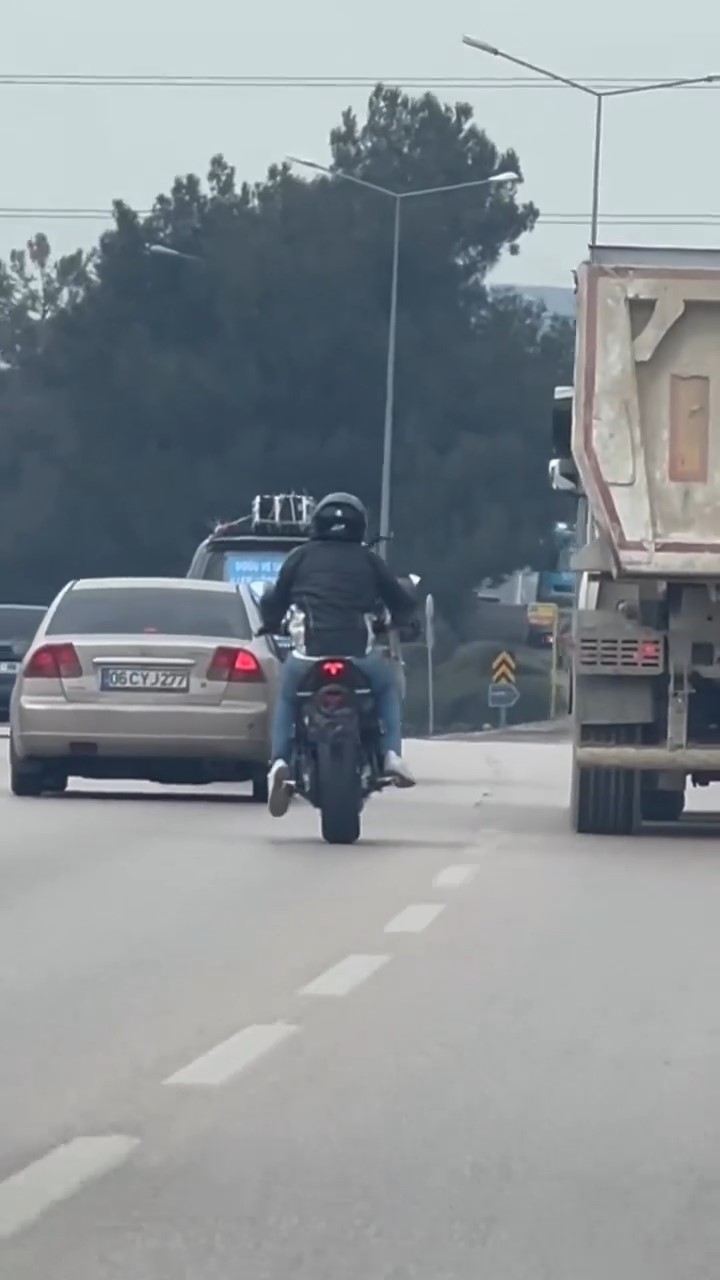 Akan Trafikte Tek Teker Ilerledi.2