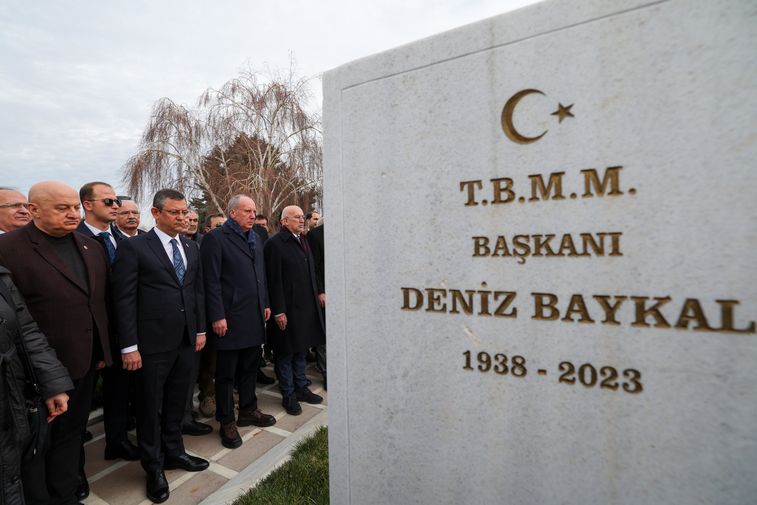 Deniz Baykal Mezarı Başında Anıldı 