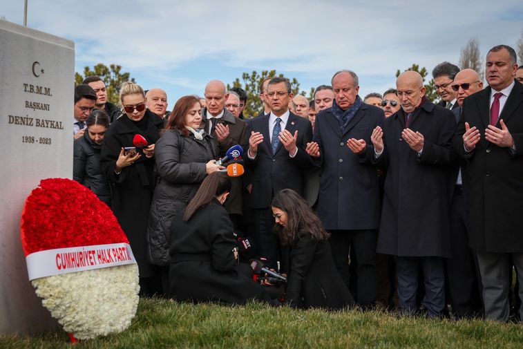 Deniz Baykal Mezarı Başında Anıldı