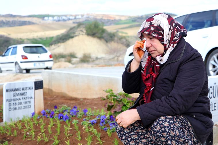 Depremde Hayatını Kaybedenlerin Yakınları Mezarlıklara Akın Etti 