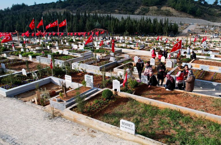 Depremde Hayatını Kaybedenlerin Yakınları Mezarlıklara Akın Etti 