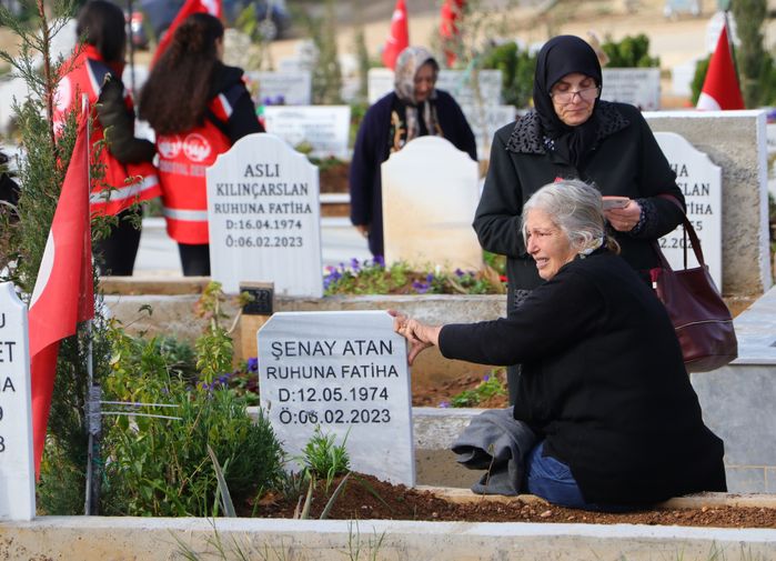 Depremde Hayatını Kaybedenlerin Yakınları Mezarlıklara Akın Etti 