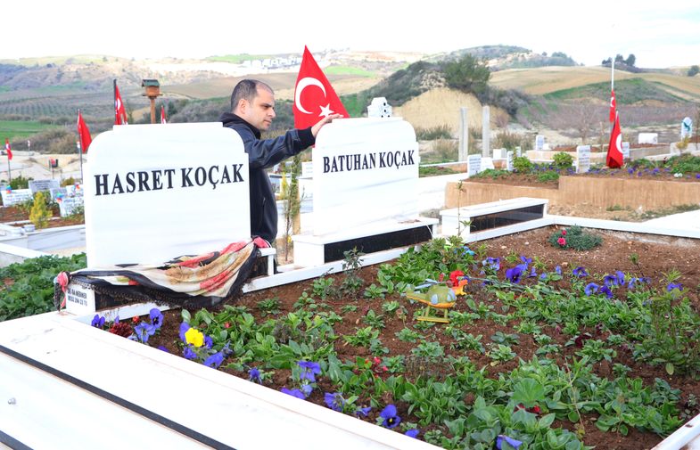 Depremde Hayatını Kaybedenlerin Yakınları Mezarlıklara Akın Etti