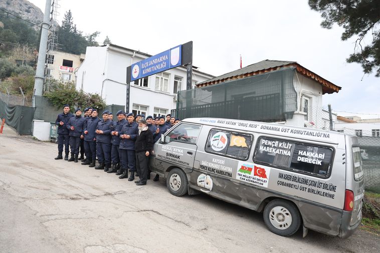 Elmacı Dede Adana'daki Askerlere Elma Dağıttı 