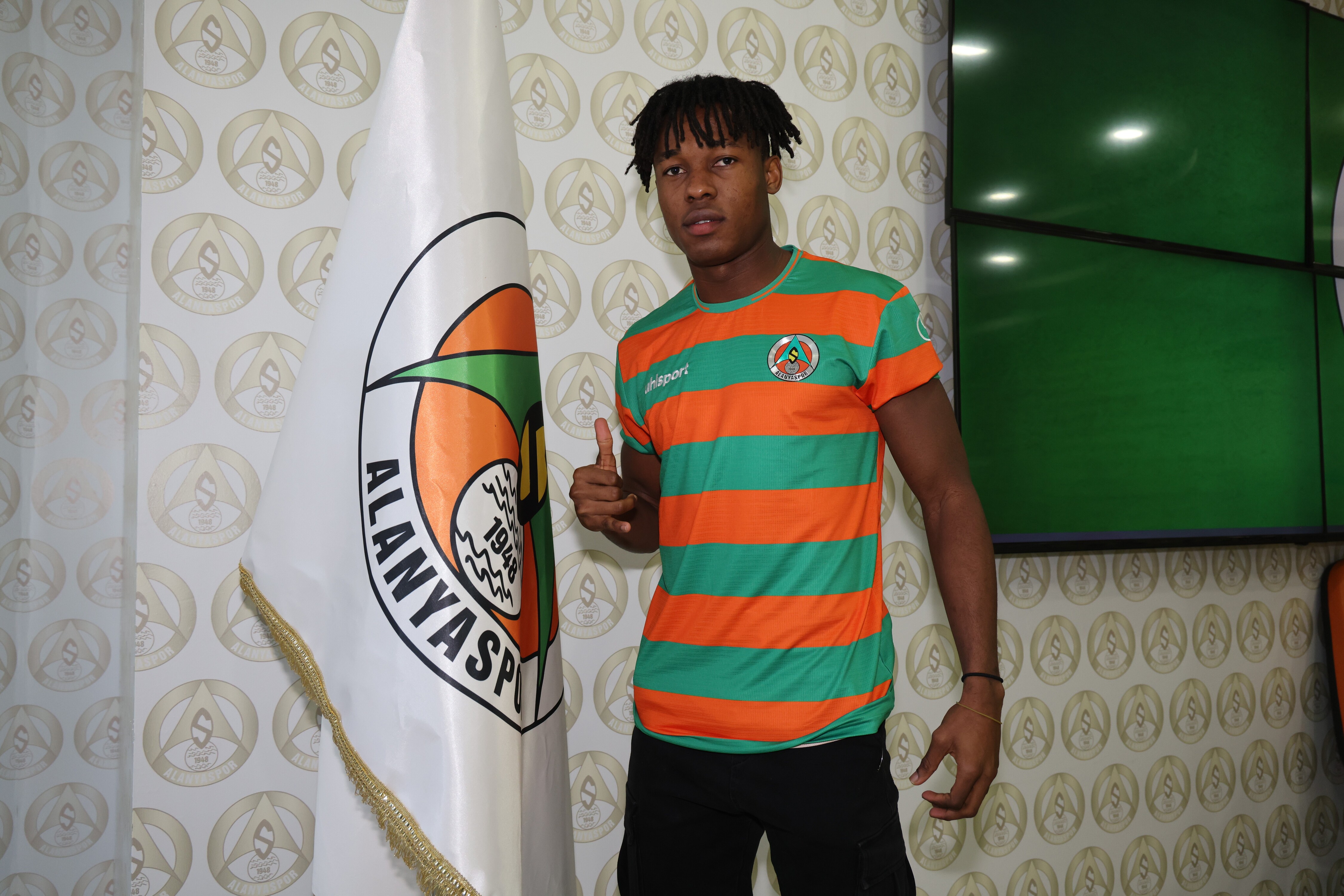 Corendon Alanyaspor 19 yaşındaki Daniel Kehinde Akinlosotu ile sözleşme imzaladı