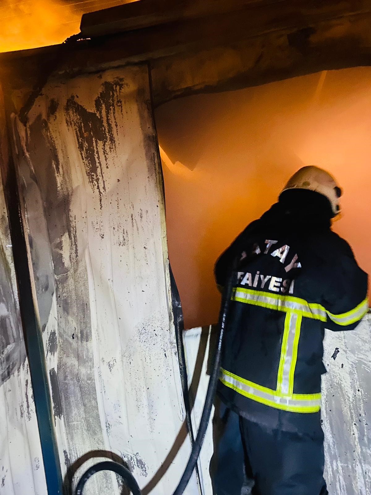 Hatay Antakya'da Konteyner Alev Alev Yandı 