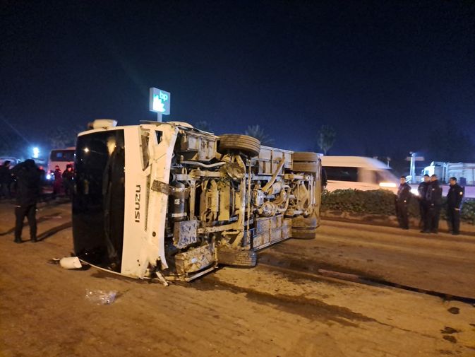 Hatay'da Depremin Yıl Dönümünde Göreve Giden Polisler Kaza Yaptı 