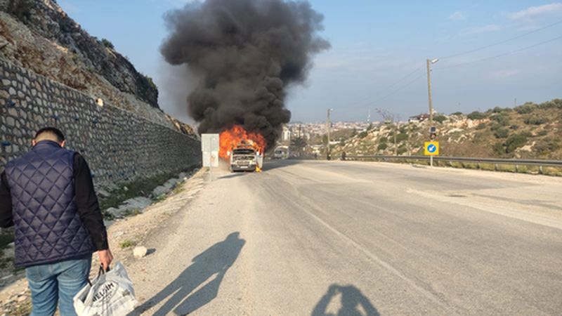 Hatay'da Minibüs Alev Topuna Döndü (2) Result