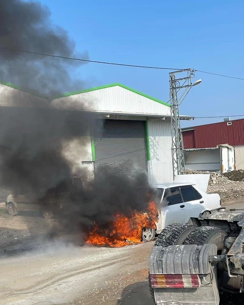 Hatay'da Tofaş Araç Alevlere Teslim Oldu