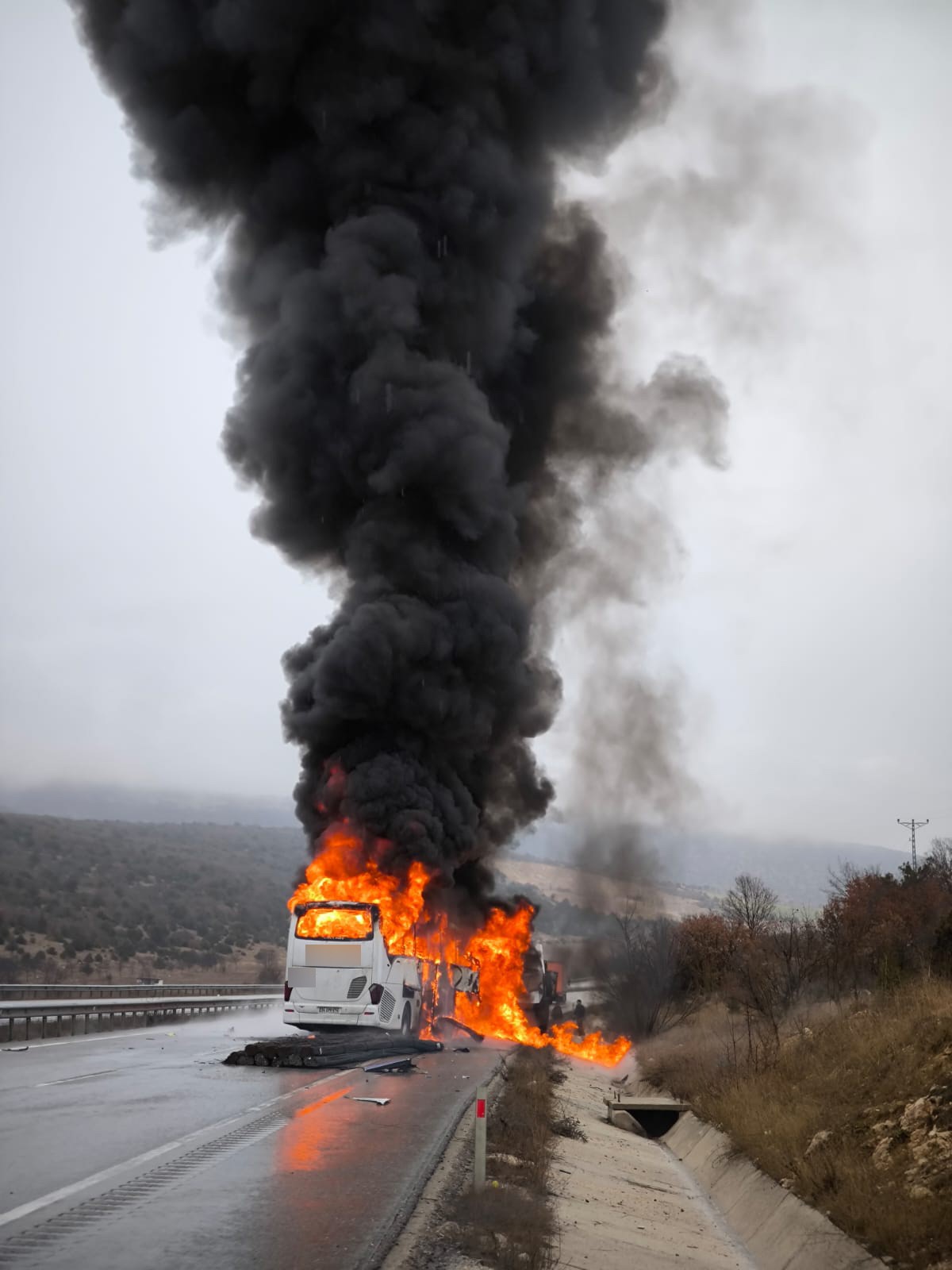 Kamyona Çarpan Otobüs Alev Topuna Döndü