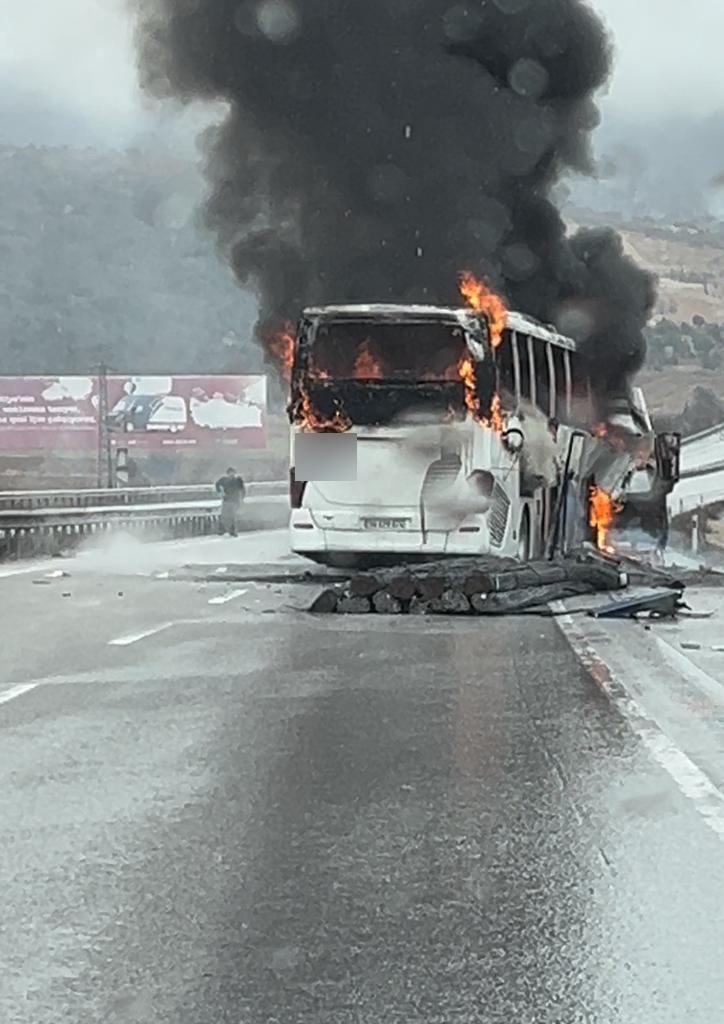 Kamyona Çarpan Otobüs Alev Topuna Döndü2