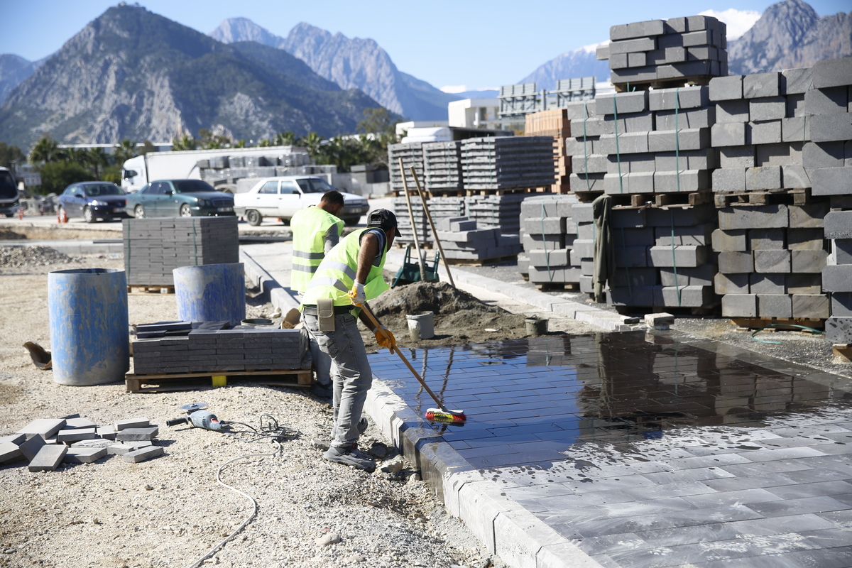 Antalya'da Konyaaltı Sahili'ne yönelik çevre düzenleme projesi hızla ilerliyor