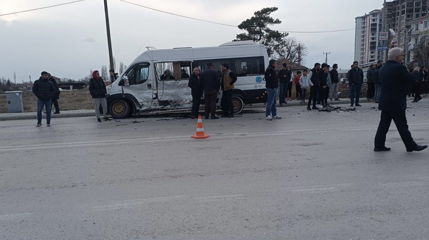 Konya’da Öğrenci Servisi Ile Kamyonet Çarpıştı2