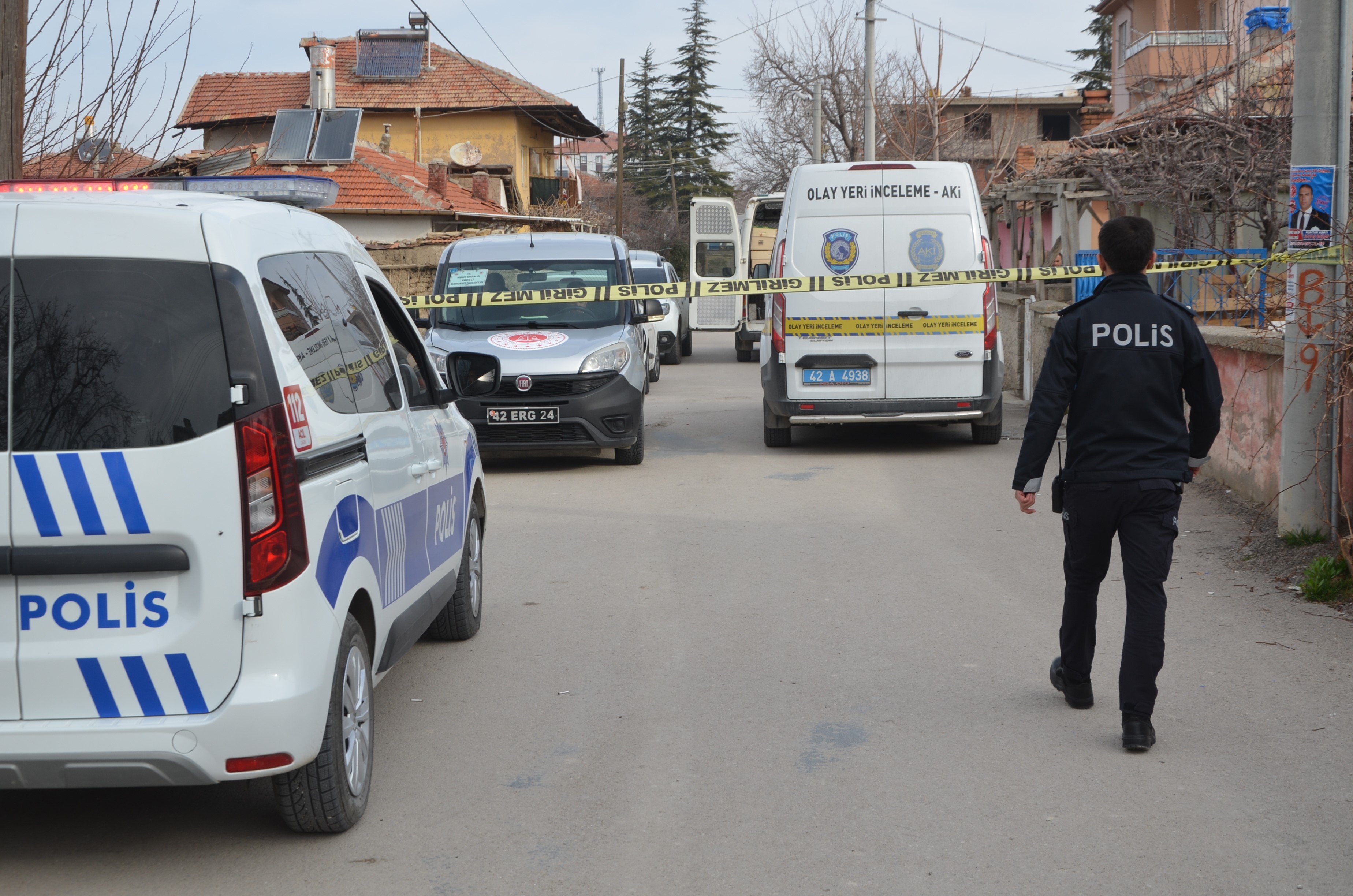 Konya'nın Ereğli Ilçesinde 67 Yaşındaki Bir Adam, Yalnız Yaşadığı Evinde Satırla Öldürülmüş Halde Bulundu.