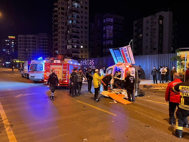 Mersin'de Hasta Taşıyan Ambulans Ile Otobüs Çarpıştı (3) Result