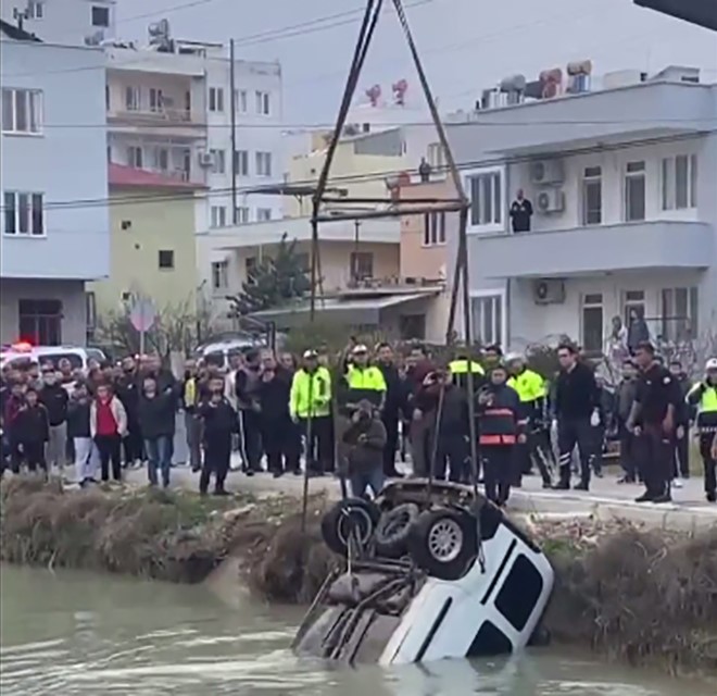 Mersin'de Sulama Kanalına Düşen Araçta Feci Son