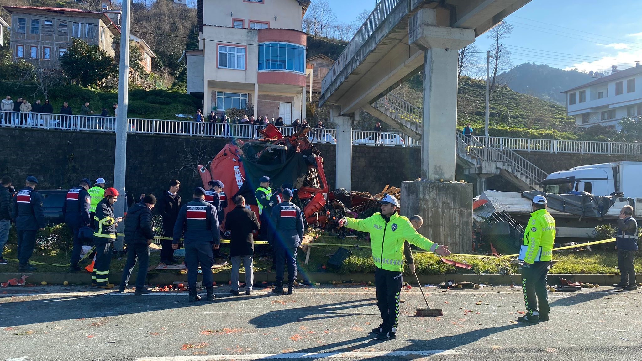 Sebze Yüklü Tır Orta Refüje Çıktı2