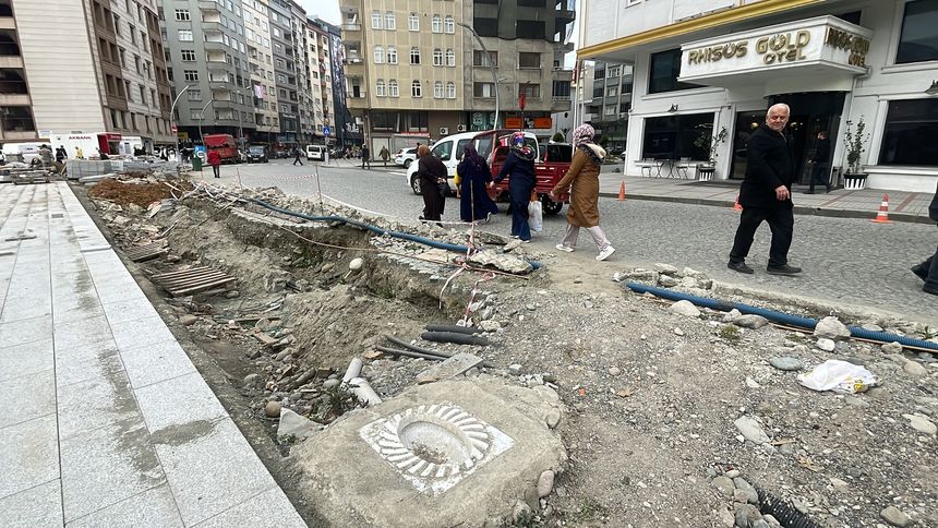 Yol Kenarında Tuvalet Taşı Kaldı! Sıkışan Açık Tuvalet Zannediyor