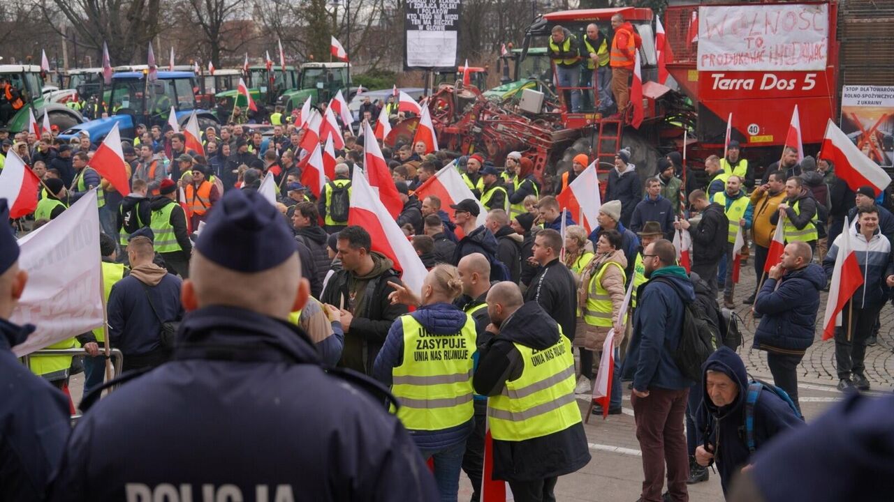 Polonyalı çiftçiler hükümeti protesto etti