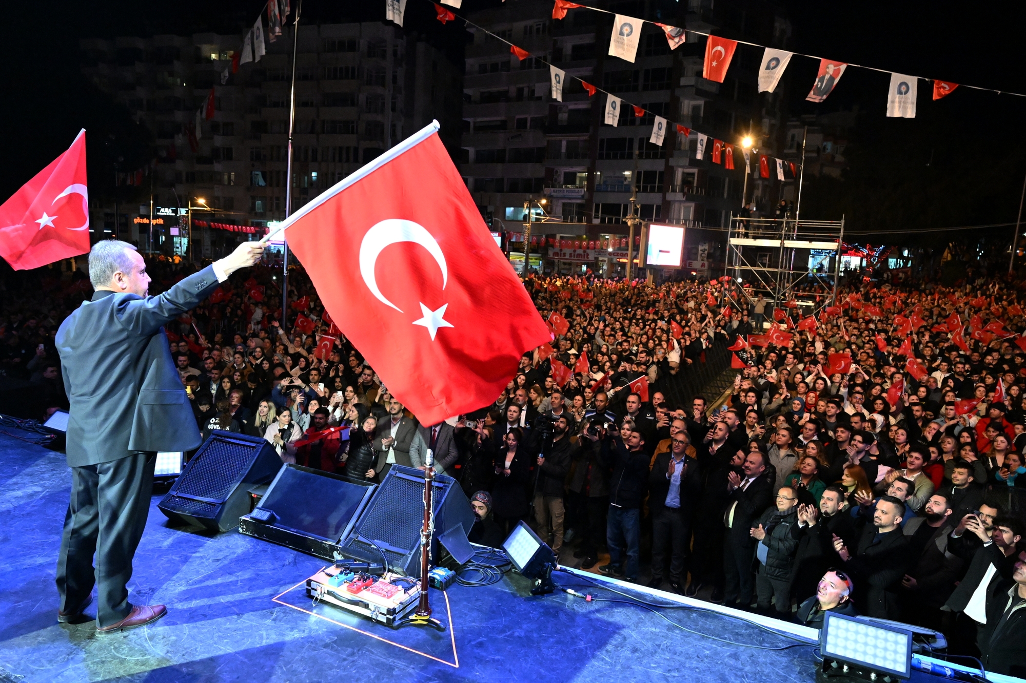 Antalya'da Atatürk'ün gelişi Koray Avcı konseriyle kutlandı