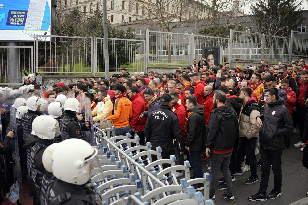 Galatasaray taraftarı Beşiktaş derbisinde stadyumda yerini aldı