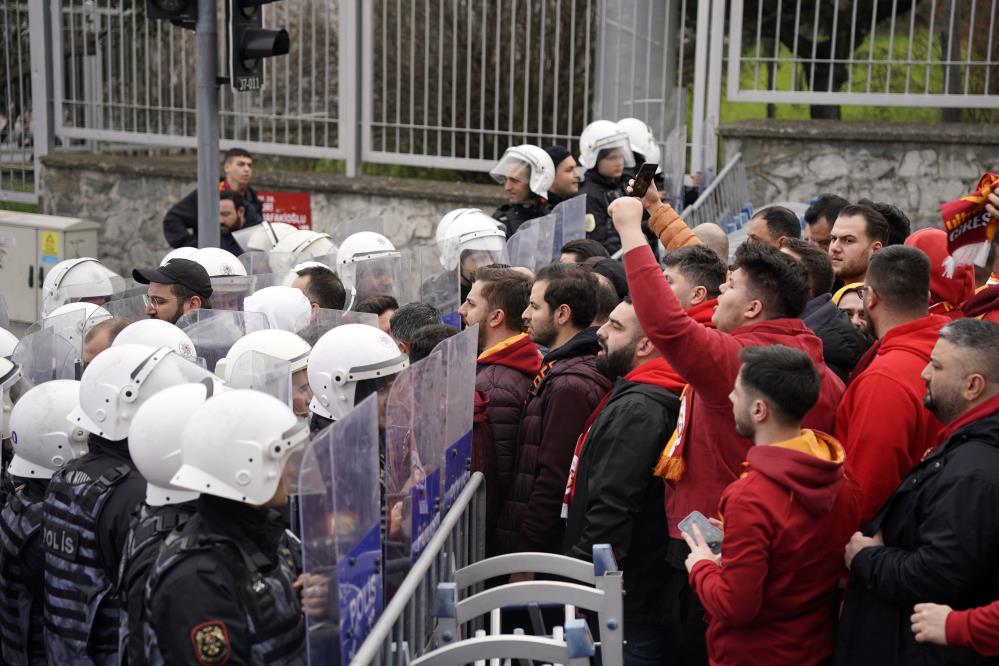 Galatasaray taraftarı Beşiktaş derbisinde stadyumda yerini aldı