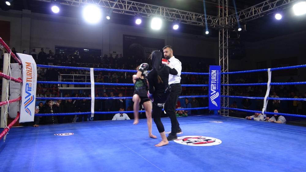 Tatvan'da Türkiye-İran Muaythai Gecesi büyük ilgi gördü