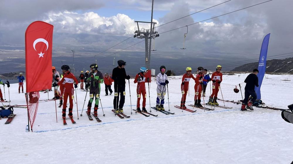 Erzincan'da Dağ Kayağı Şampiyonası gerçekleşti