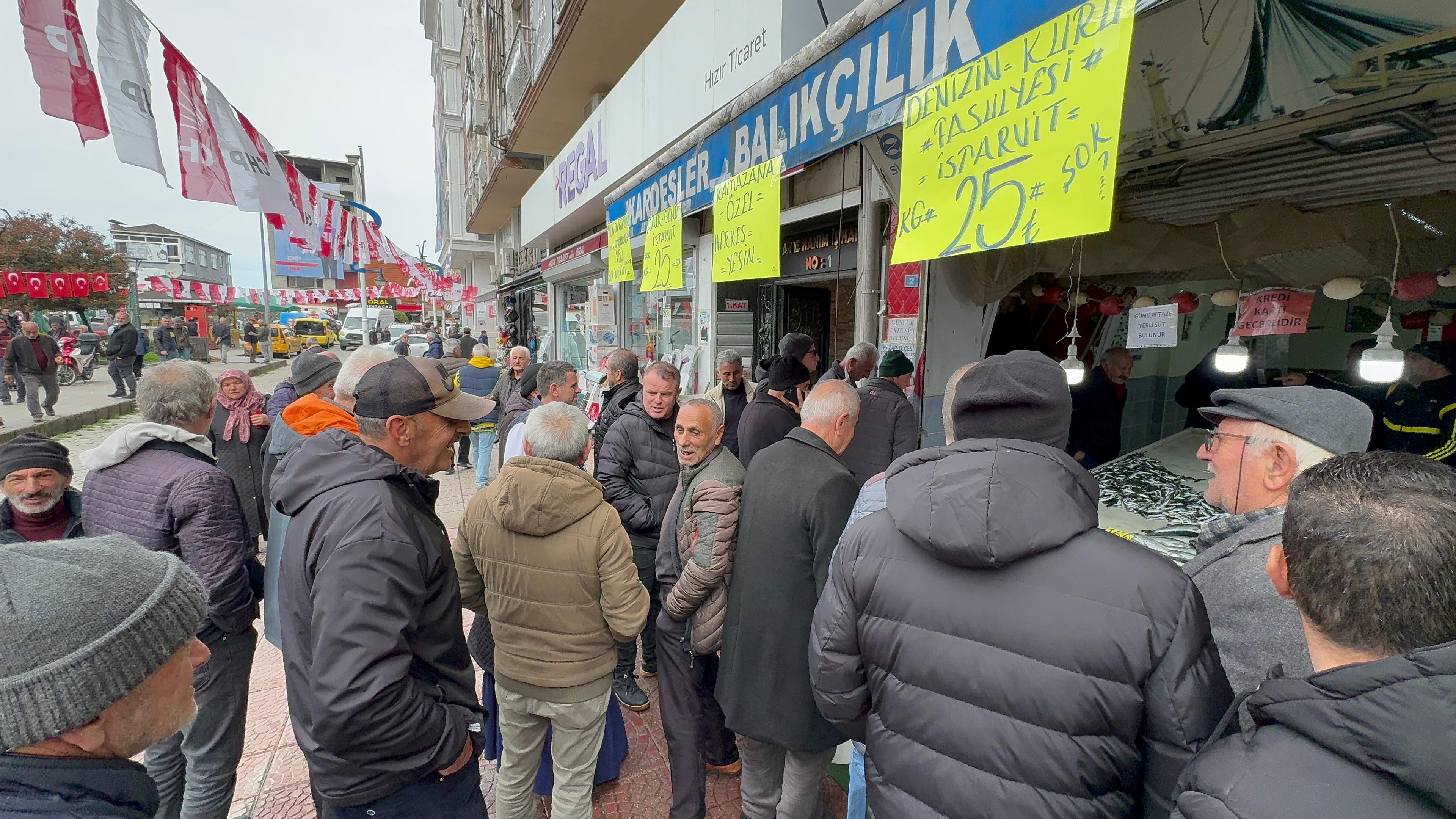 Balıkçıda dev indirim! İstavriti 25 TL'ye satın almak için kuyruğa girdiler