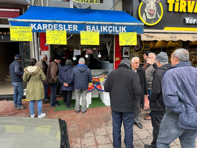 Balıkçıda dev indirim! İstavriti 25 TL'ye satın almak için kuyruğa girdiler