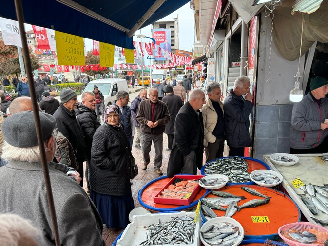 Balıkçıda dev indirim! İstavriti 25 TL'ye satın almak için kuyruğa girdiler